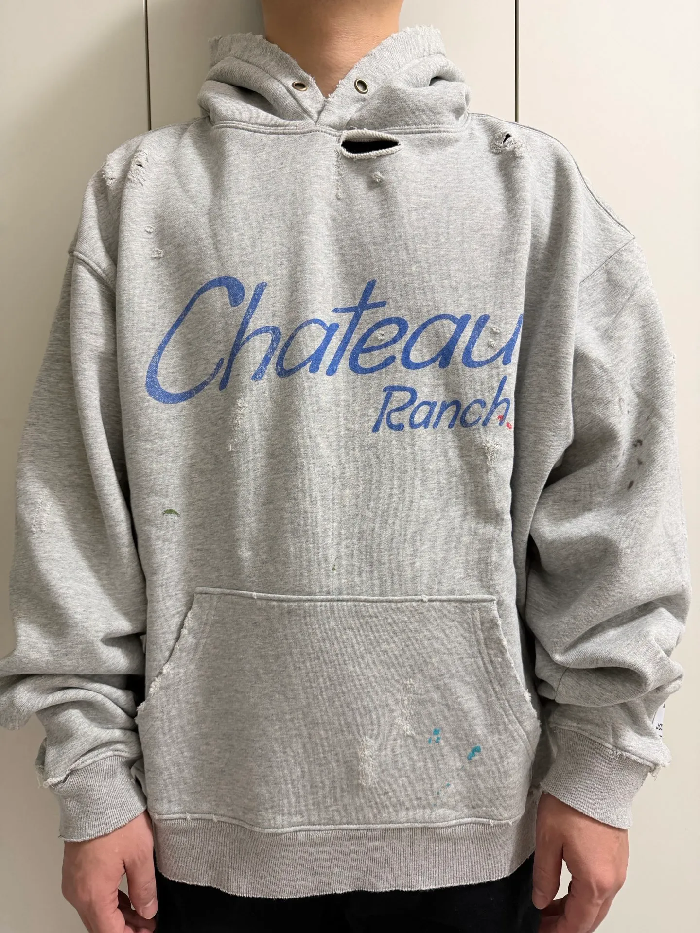 GALLERY DEPT. CHATEAU RANCH HOODIE/HEATER GRAY Horseshoe Winery Splashed Ink Destroyed Hoodie Washed Gray S-XL Assute Reactive Dyes Ready-made Horseshoe Fading Process Post-Fry Color Processing Super Heavy and Cumbersome Too Many Cuts and Hanging Wormhole Destruction Process➕Hand-Splashed Ink Very Time-consuming and Labor-intensive Correct Version Original Main Mark➕Large Main Mark➕Yellow Wash Mark The original BOXY short and wide version has not been changed at all. God-cut. Authentic level printing process. Post-washing treatment to show natural aging effect.